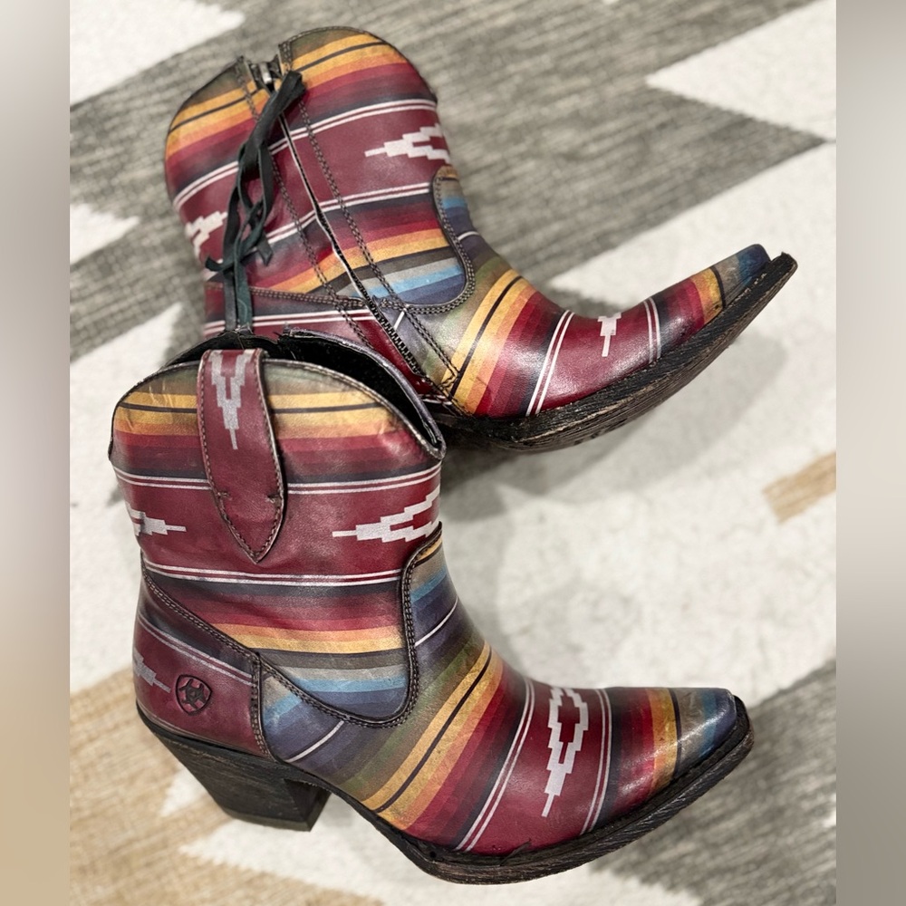Ariat “Eye Dazzler”Aztec Pattern NWOT.